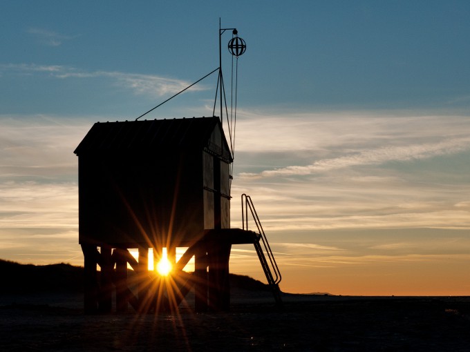 Drenkelingenhuisje bij zonsondergang