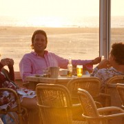 Zonsondergang bij strandtent