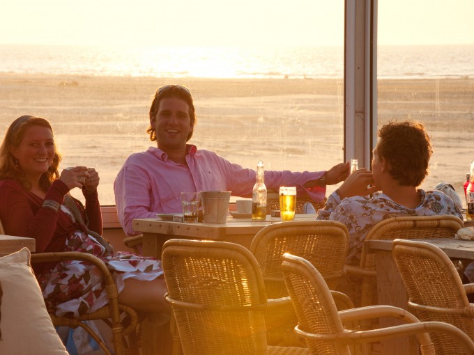 Zonsondergang bij strandtent