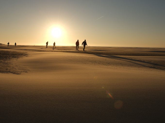 Strandwandeling bij zonsondergang