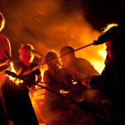 Broodjes bakken in kampvuur