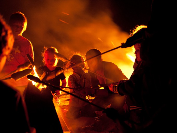 Broodjes bakken in kampvuur