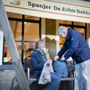 Echtpaar bij bakker