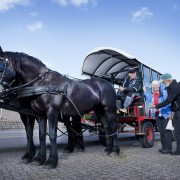 Echtpaar bij huifkar