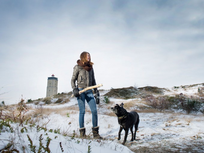 Met de hond in de sneeuw