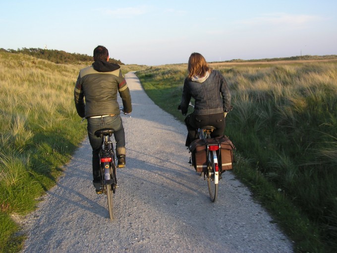Fietsend door de duinen